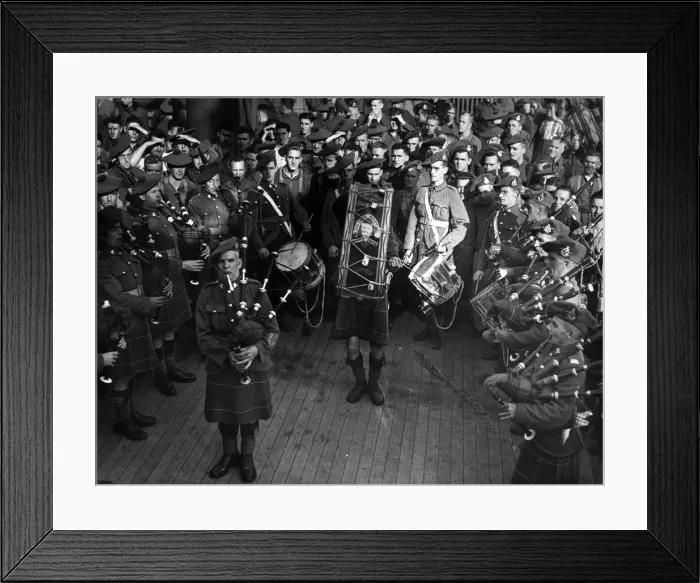 Framed Print : Second World War August 1940 Canadian Second Division with pipe band arrive in Framed Print : Second World War August 1940 Canadian Second Division with pipe band arrive in