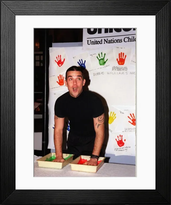 Framed Print : Robbie Williams gets his hands dirty November 1999 for childrens rights Framed Print : Robbie Williams gets his hands dirty November 1999 for childrens rights
