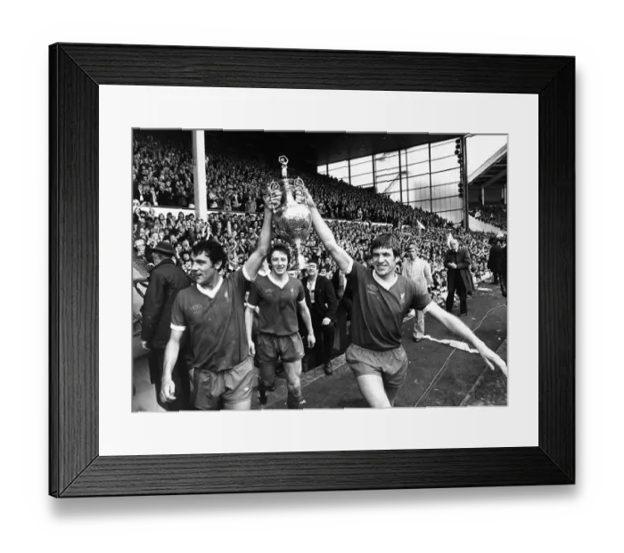 Framed Print : Liverpool players Ray Kennedy (L) and Emlyn Hughes celebrate with the League Championship