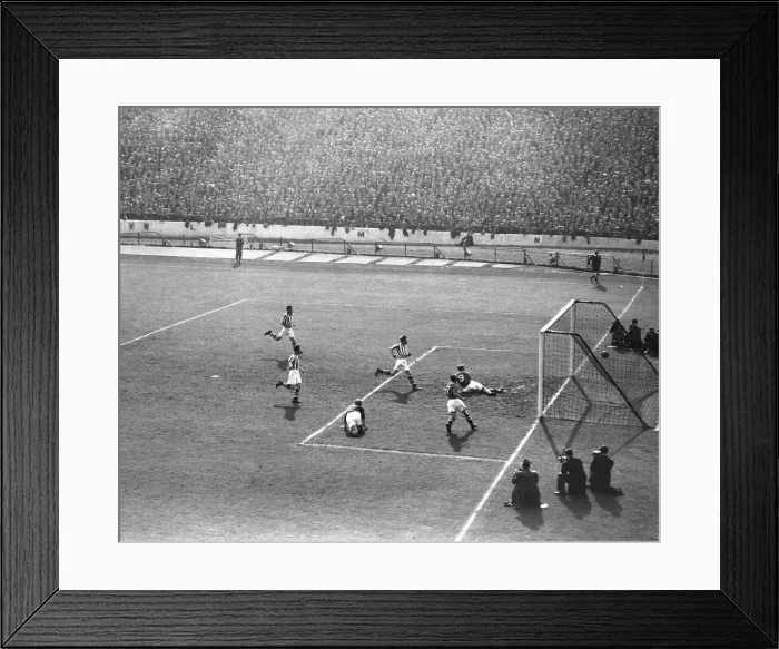 Framed Print : English League Division One match at Stamford Bridge. Chelsea 3 v West Bromwich Framed Print : English League Division One match at Stamford Bridge. Chelsea 3 v West Bromwich
