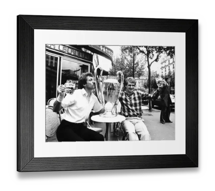 Framed Print : Alan Kennedy of Liverpool kisses the European Cup 1981 after victory over Real