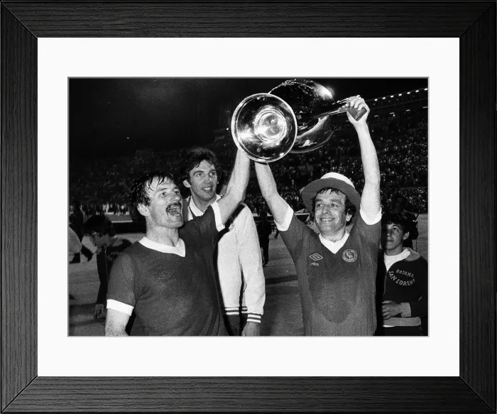 Framed Print : Tommy Smith (L) and Ian Callaghan with the European Cup 1977 Framed Print : Tommy Smith (L) and Ian Callaghan with the European Cup 1977