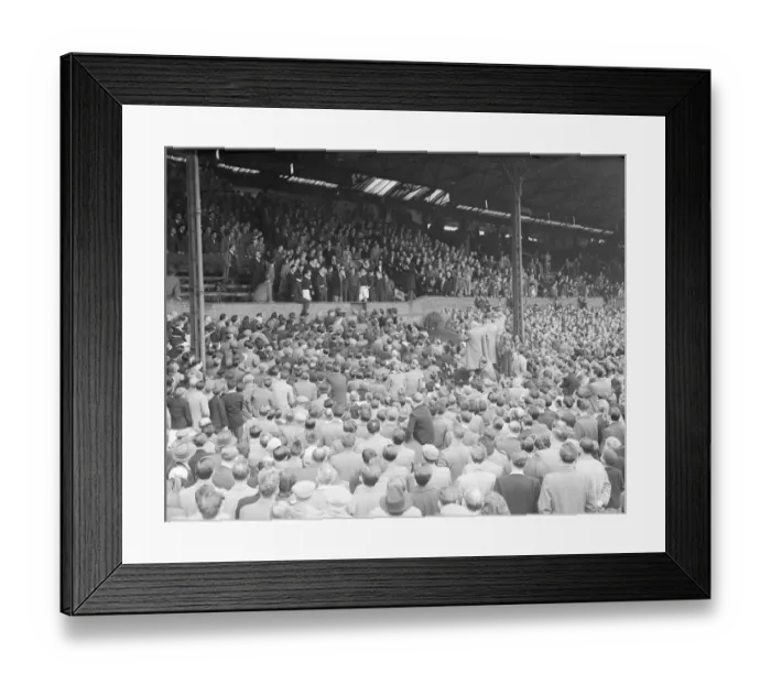 Framed Print : Football 1954 / 55 Season. Chelsea manager Ted Drake addresses a large crowd of supporters Framed Print : Football 1954 / 55 Season. Chelsea manager Ted Drake addresses a large crowd of supporters