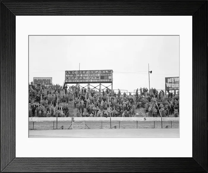 Framed Print : Chelsea v Sheffield Wednesday Division One Football. Chelsea fans gather