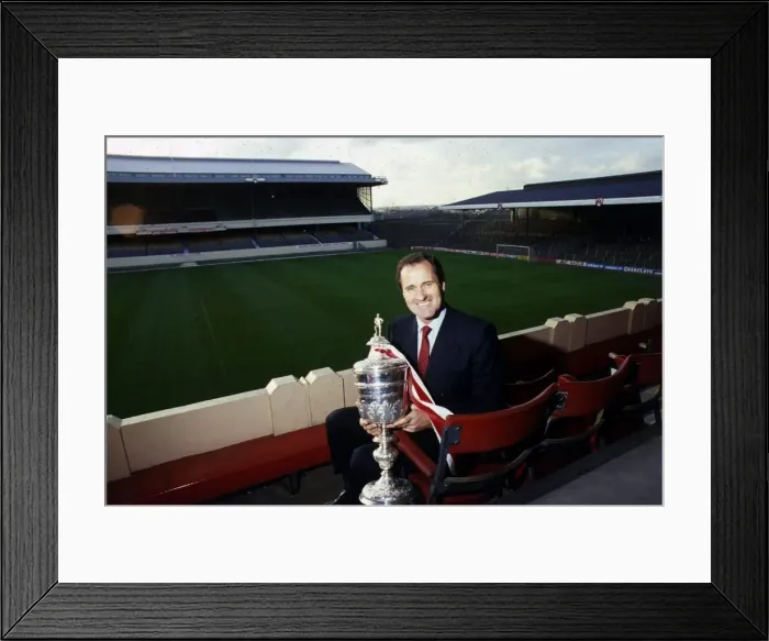Framed Print : George Graham Arsenal football manager November 1987 Framed Print : George Graham Arsenal football manager November 1987