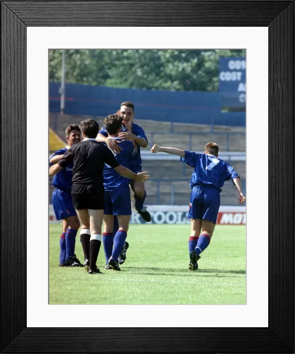 Framed Print : Chelsea 4 v. Luton Town 0. Vinnie Jones playing in his debut for the blues against