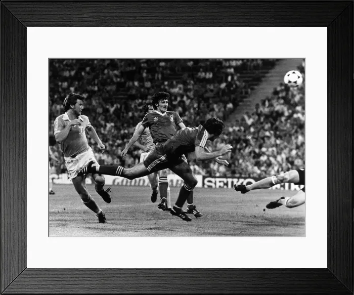 Framed Print : Nottingham Forest forward Trevor Francis scores the games only goal with a diving header Framed Print : Nottingham Forest forward Trevor Francis scores the games only goal with a diving header