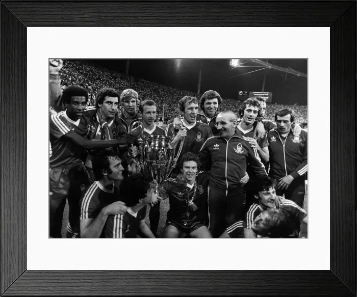 Framed Print : Nottingham Forest captain John McGovern (centre) celebrates with team mates after their