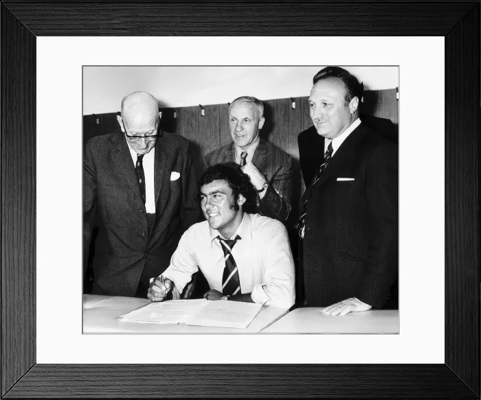Framed Print : Ray Kennedy signs for Liverpool Football Club with manager Bill Shankly Framed Print : Ray Kennedy signs for Liverpool Football Club with manager Bill Shankly