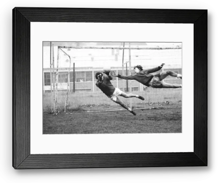 Framed Print : Peter Shilton, Tony Waddingtons record signing reported to Stoke FC ground for