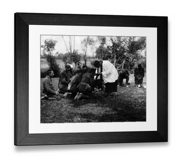 Framed Print : New Zealand chaplain celebrating Holy Communion in a field near the Front Line in France