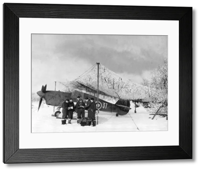 Framed Print : An RAF Hurricane in a snow-covered field in Russia during WW2 1942 Framed Print : An RAF Hurricane in a snow-covered field in Russia during WW2 1942