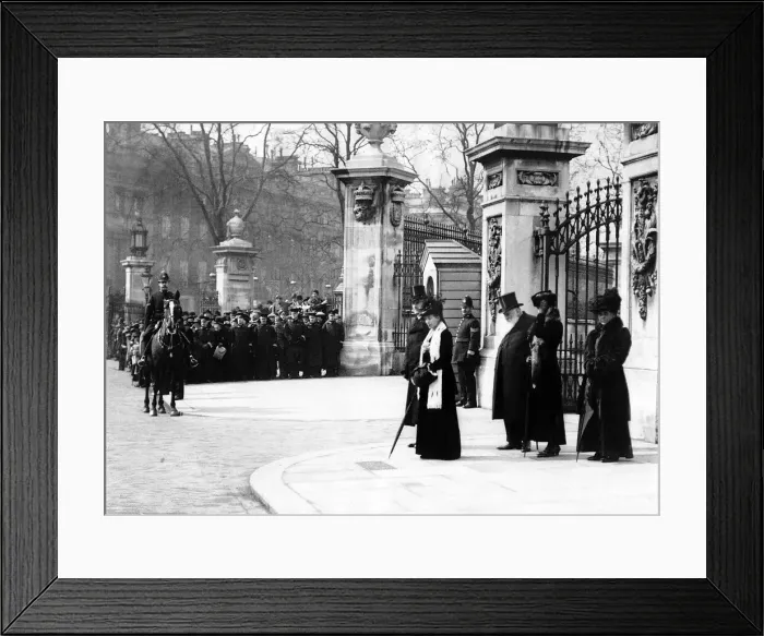 Framed Print : World War One - Queen Alexandra stands outside the gates of Buckingham Palace to receive Framed Print : World War One - Queen Alexandra stands outside the gates of Buckingham Palace to receive