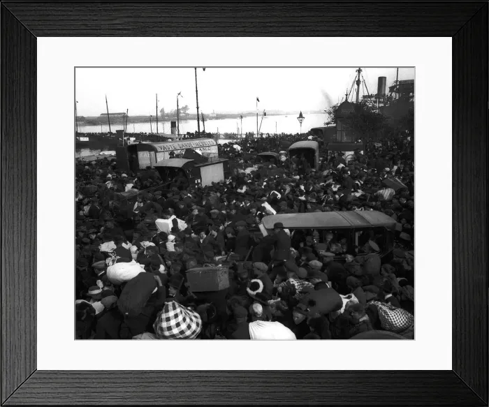 Framed Print : Refugees at Antwerp docks, 8th October 1914. As the German army advanced through Framed Print : Refugees at Antwerp docks, 8th October 1914. As the German army advanced through