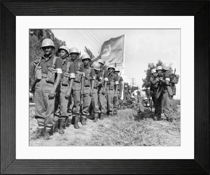 Framed Print : The Suez crisis - Indian paratroopers, with their UNO Flag