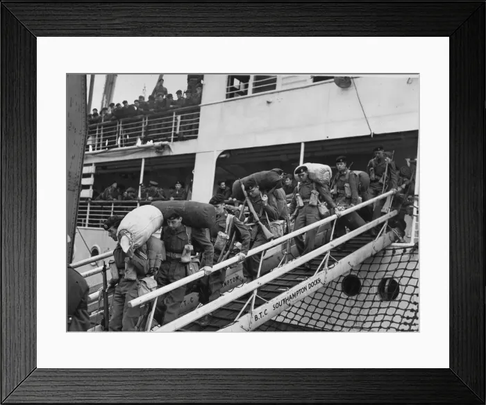 Framed Print : The Suez crisis - Home for Christmas - troops disembarking from the Empire Ken Framed Print : The Suez crisis - Home for Christmas - troops disembarking from the Empire Ken