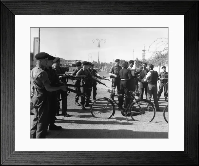 Framed Print : Suez Crisis 1956 British soldiers keep rotesting Egyptians back as United Nations Framed Print : Suez Crisis 1956 British soldiers keep rotesting Egyptians back as United Nations