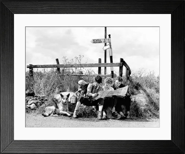 Framed Print : Where do we go from here? Hikers who have been on a camping holiday at Ovingham Framed Print : Where do we go from here? Hikers who have been on a camping holiday at Ovingham