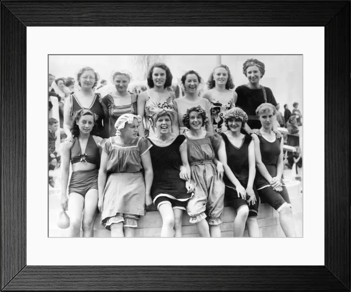 Framed Print : Pupils and teachers of Tynemouth schools at their centenary swimming gala at Tynemouth