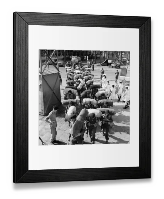 Framed Print : Suez Crisis 1956 850 soldiers of the 1st Bt Royal Fussiliers preparing to embark