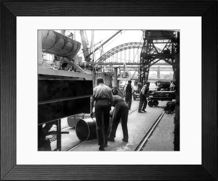 Framed Print : Dockers on Newcastles Quayside. c. 1930 Framed Print : Dockers on Newcastles Quayside. c. 1930