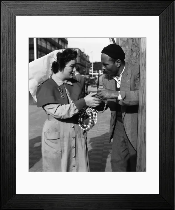 Framed Print : Suez Crisis 1956 British Army nurse Rita Kelly of Dublin haggles with a trader in Framed Print : Suez Crisis 1956 British Army nurse Rita Kelly of Dublin haggles with a trader in