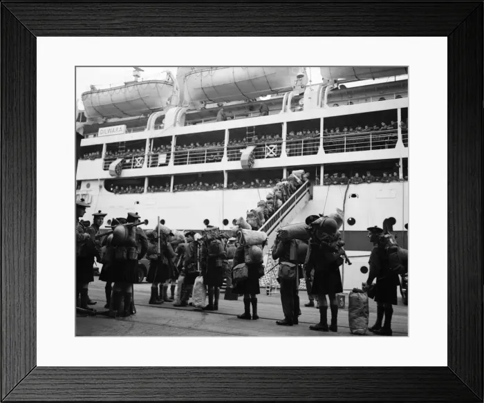 Framed Print : Suez Crisis 1956 Men of the Argyll and Sutherland Highlanders embarking Framed Print : Suez Crisis 1956 Men of the Argyll and Sutherland Highlanders embarking