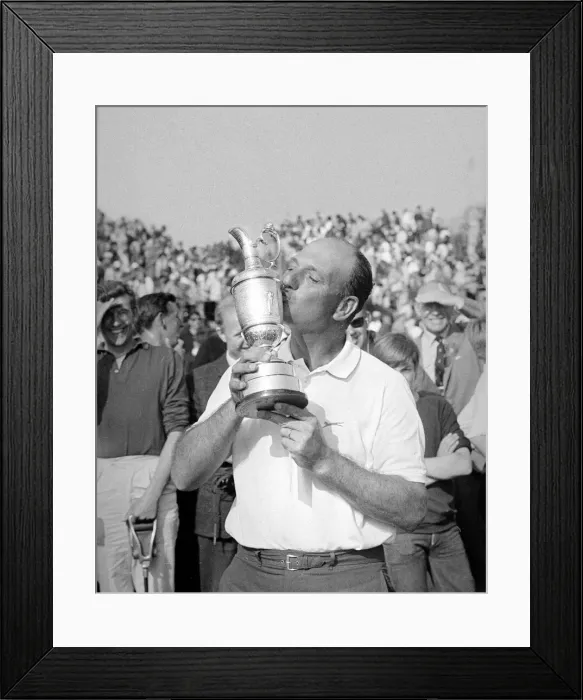 Framed Print : Argentine golfer Roberto de Vicenzo akisses the Claret Jug trophy after winning Framed Print : Argentine golfer Roberto de Vicenzo akisses the Claret Jug trophy after winning