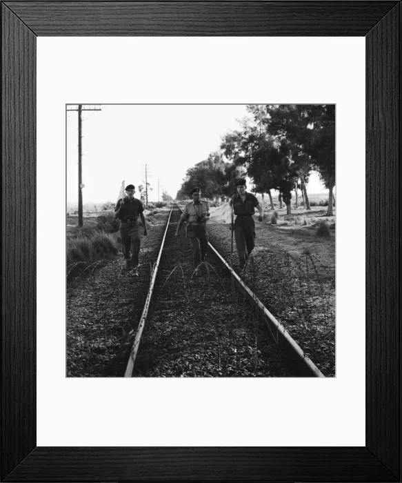 Framed Print : Suez Crisis 1956 Under a flag of truce British troops move forward to talk to Framed Print : Suez Crisis 1956 Under a flag of truce British troops move forward to talk to