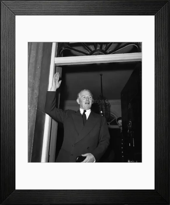 Framed Print : Suez Crisis 1956 Selwyn Lloyd at the door of No. 10 Framed Print : Suez Crisis 1956 Selwyn Lloyd at the door of No. 10