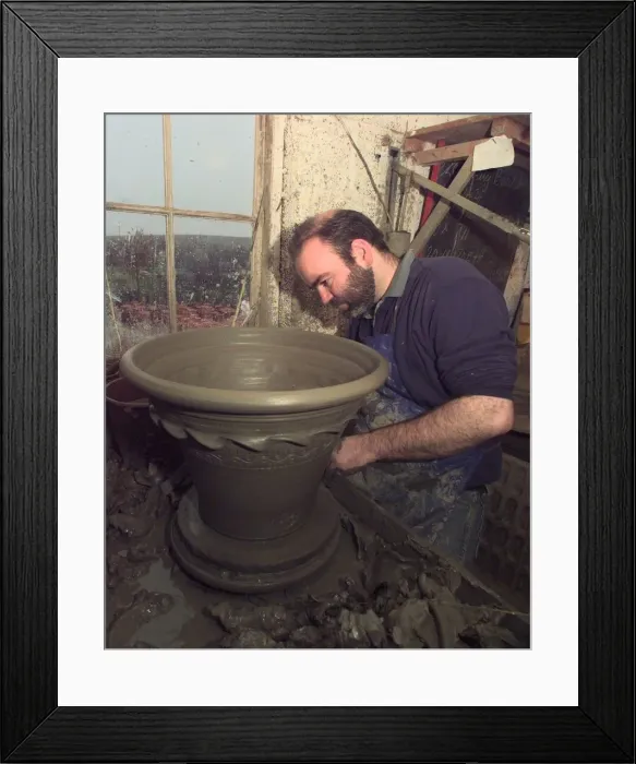 Framed Print : Whichford, Warwickshire. Craftsman at work at Whichford Pottery