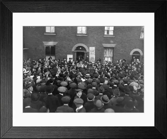 Framed Print : Miss Sylvia Pankhurst being re arrested after recovering from her hunger strike