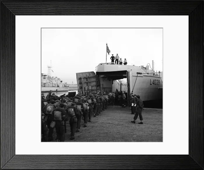 Framed Print : Suez Crisis 1956 The last troops to leave Port Said at Dusk were the 1st Battalion
