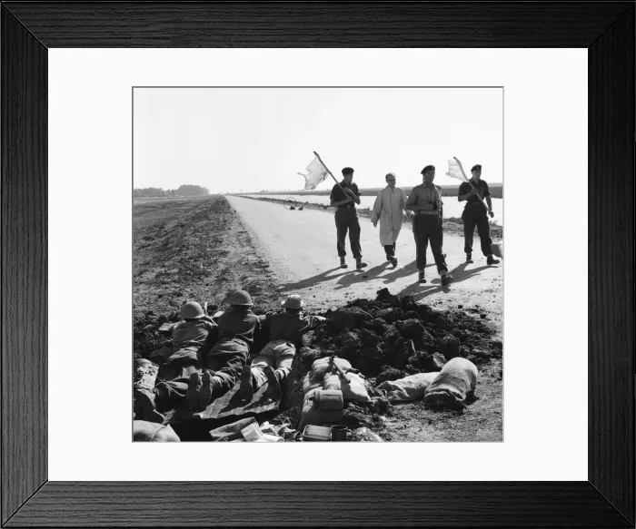 Framed Print : Suez Crisis 1956 A British delegation returns from the Egyptian front line after