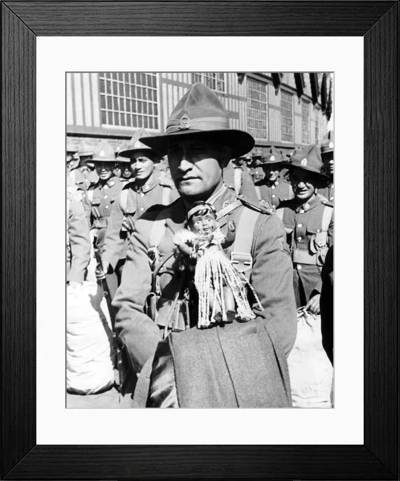 Framed Print : Maori soldier carries his Maori doll as a mascot as he arrives in Britain to take part in Framed Print : Maori soldier carries his Maori doll as a mascot as he arrives in Britain to take part in