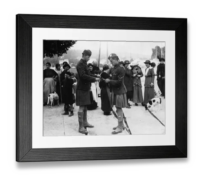 Framed Print : Curious French civilians watch two kilted Scottish soldiers. October 1914 Framed Print : Curious French civilians watch two kilted Scottish soldiers. October 1914
