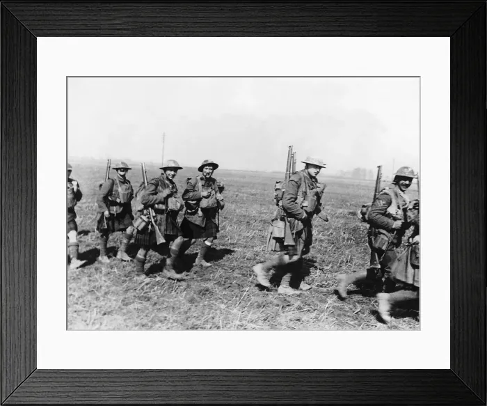 Framed Print : Smiling Jocks'from Scottish Highland Regiments 1918 on their way to new Framed Print : Smiling Jocks'from Scottish Highland Regiments 1918 on their way to new