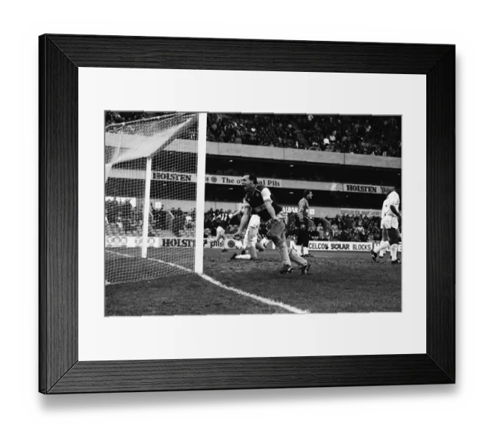 Framed Print : Tottenham Hotspur v Scunthorpe United FA Cup match at White Hart Lane January 1987 Framed Print : Tottenham Hotspur v Scunthorpe United FA Cup match at White Hart Lane January 1987