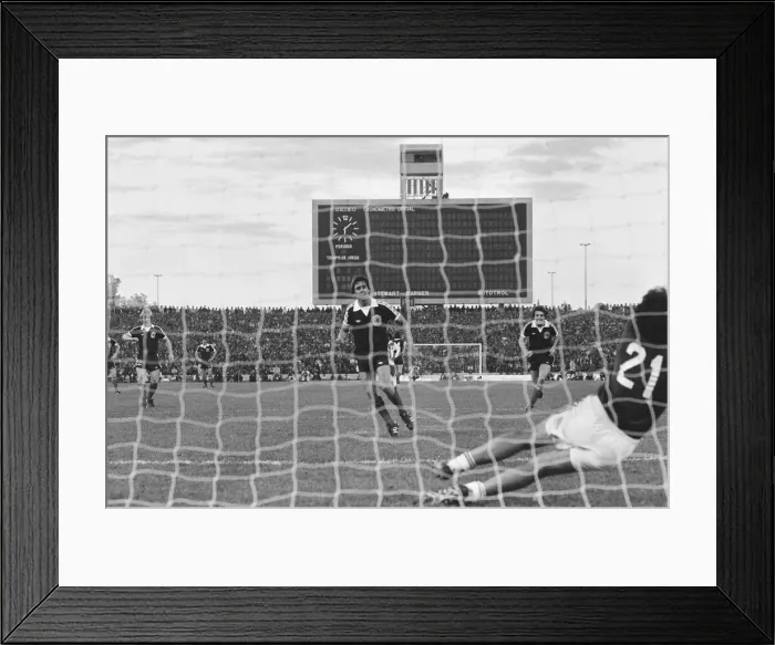 Framed Print : World Cup 1978, Argentina. Scotland 1 v. Peru 3. Don Masson misses a crucial Framed Print : World Cup 1978, Argentina. Scotland 1 v. Peru 3. Don Masson misses a crucial