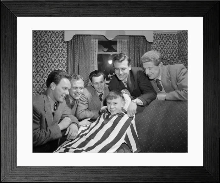 Framed Print : Thirteen year old Denis Homer of Dudley, Worcestershire is visited by footballers of Framed Print : Thirteen year old Denis Homer of Dudley, Worcestershire is visited by footballers of