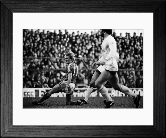 Framed Print : Tottenham Hotspur v Ipswich Town league match at White Hart Lane January 1984 Framed Print : Tottenham Hotspur v Ipswich Town league match at White Hart Lane January 1984