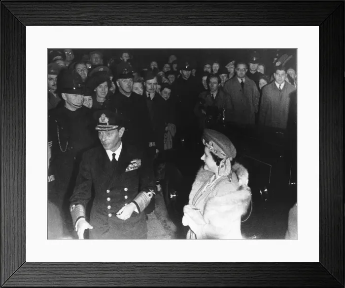 Framed Print : King George VI and Queen Elizabeth November 1945 Arriving at St Pauls Framed Print : King George VI and Queen Elizabeth November 1945 Arriving at St Pauls