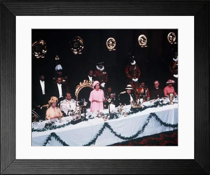 Framed Print : Queen Elizabeth at Silver Jubilee Day 1977 Queen Elizabeth replies to the Loyal Framed Print : Queen Elizabeth at Silver Jubilee Day 1977 Queen Elizabeth replies to the Loyal