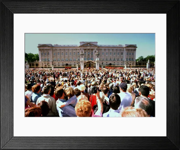 Framed Print : Princess Diana Death 31 August 1997 Crowd outside the gates of Buckingham Palace London