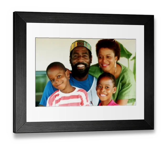 Framed Print : West Indies cricketer Viv Richards in Antigua with family. 22nd January 1990