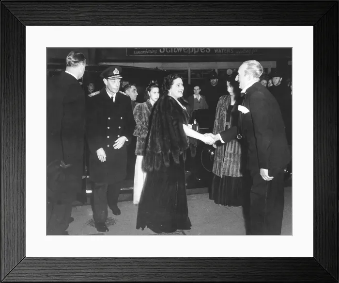 Framed Print : King George VI and Queen Elizabeth February 1946 arrive with the Princesses Framed Print : King George VI and Queen Elizabeth February 1946 arrive with the Princesses