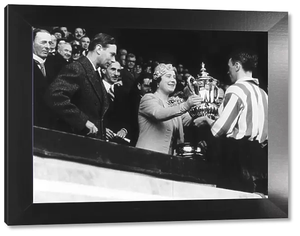 Queen Elizabeth and King George VI May 1937 presenting the FA cup to