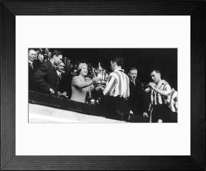 Framed Print : Queen Elizabeth and King George VI May 1937 presenting the FA cup to Framed Print : Queen Elizabeth and King George VI May 1937 presenting the FA cup to