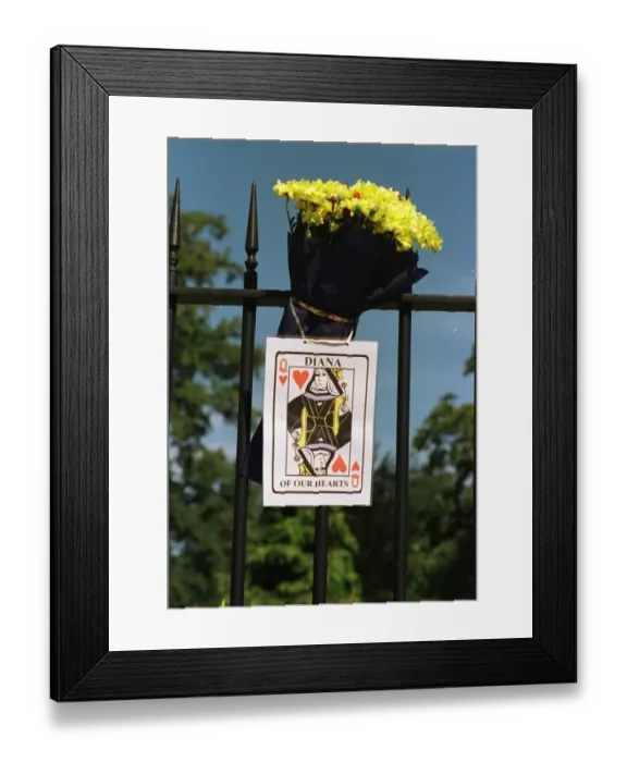 Framed Print : Princess Diana Death 31 August 1997 floral tributes at Kensington Palace London
