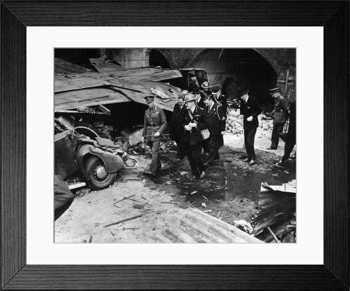 Framed Print : King George V1 visits Londons blitzed areas in 1940 Framed Print : King George V1 visits Londons blitzed areas in 1940